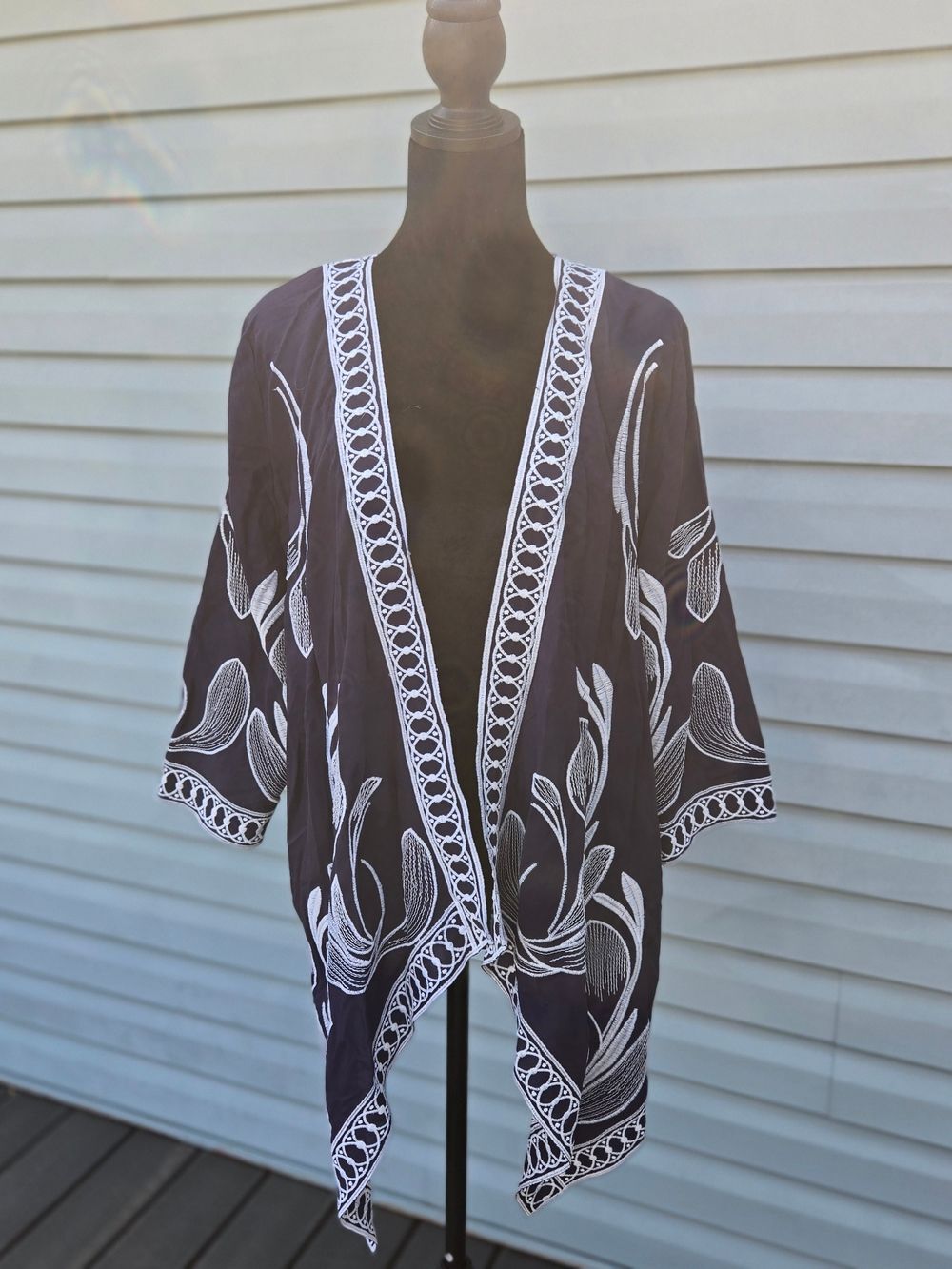 Chico’s Navy Blue White Embroidered Floral Open Front Kimono Top Size 1 Medium